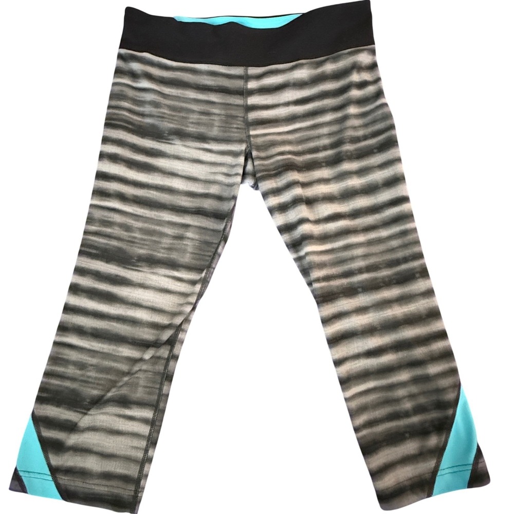 Under Armour Women's Gray Striped‎ AllSeasonGear Fitted Capri Leggings - L